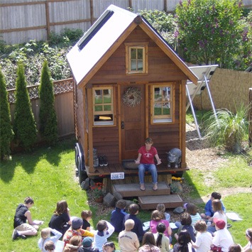 Dee-speaking-with-house