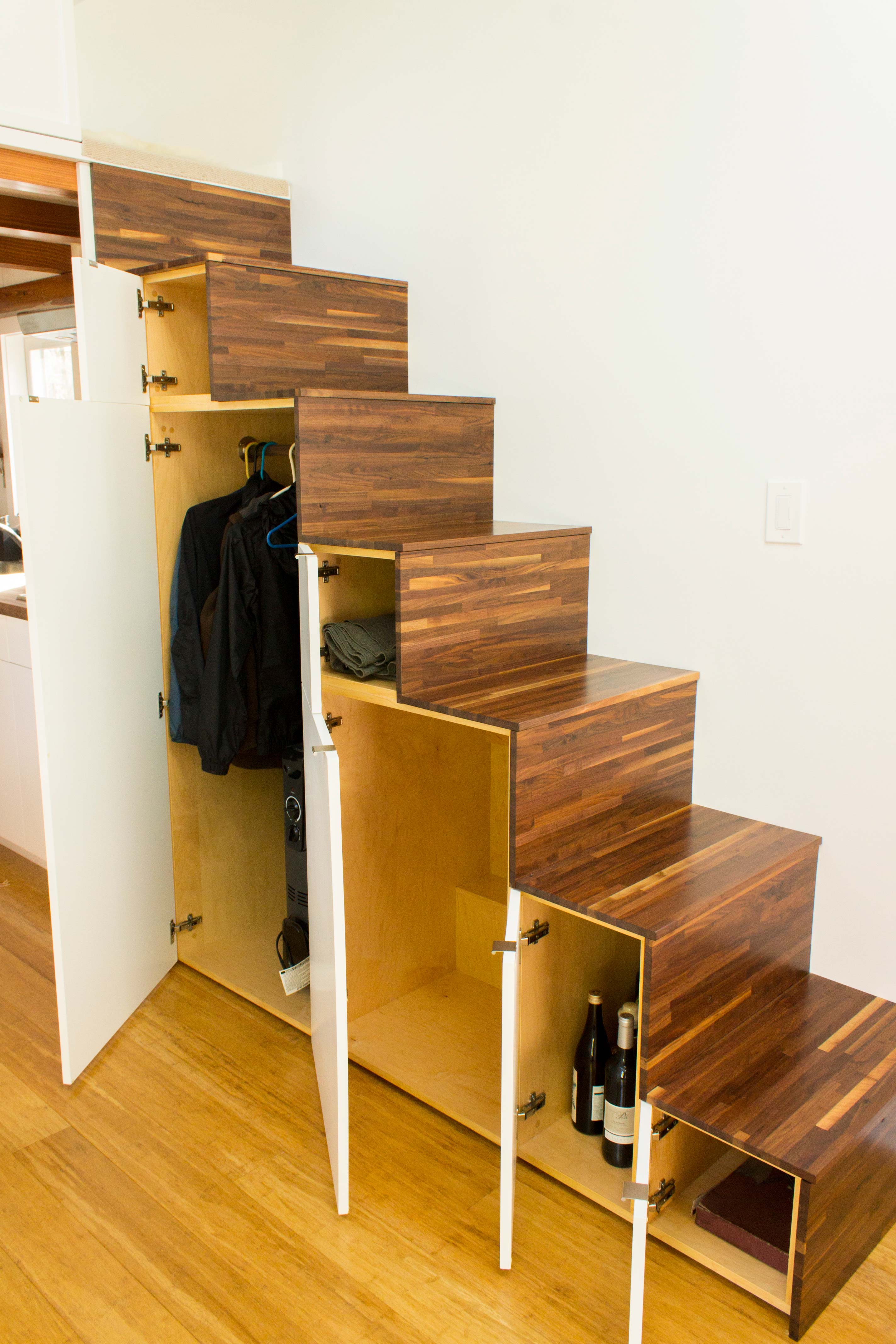 Выдвижная ступенька. Выдвижные ступени лестницы. Выдвижная ступенька для шкафа. Выдвижная ступенька для кухни.